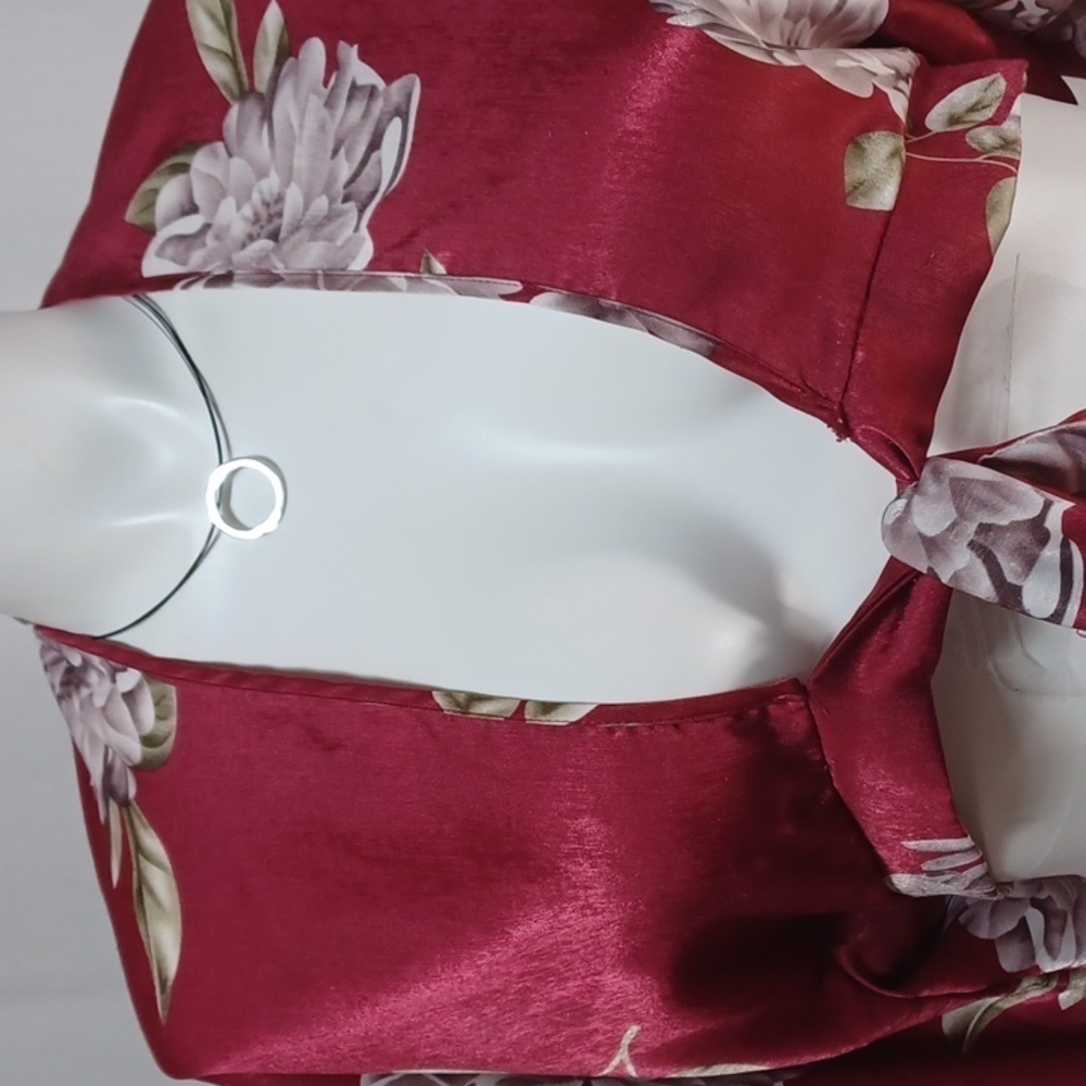 CHARLOTTE RUSSE TOP SIZE L IN A BEAUTIFUL BURGUNDY AND SILVER FLORAL DESIGN - Picture 4 of 8
